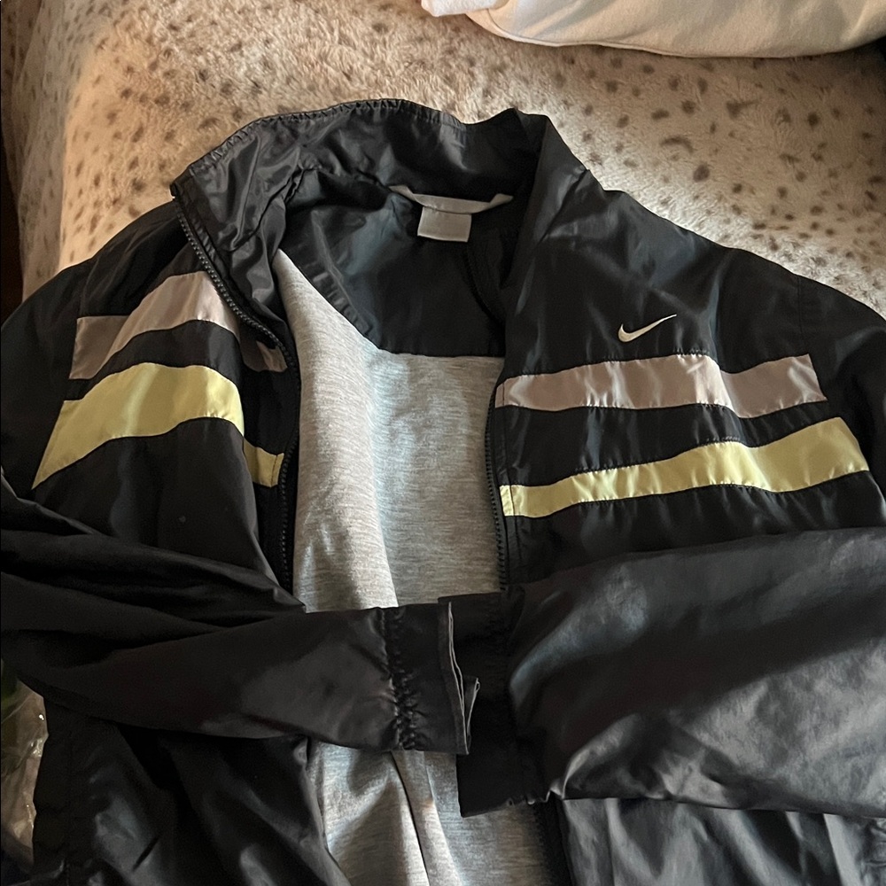 Nike PREMIERE VINTAGE Men's Black and Yellow Windbreaker